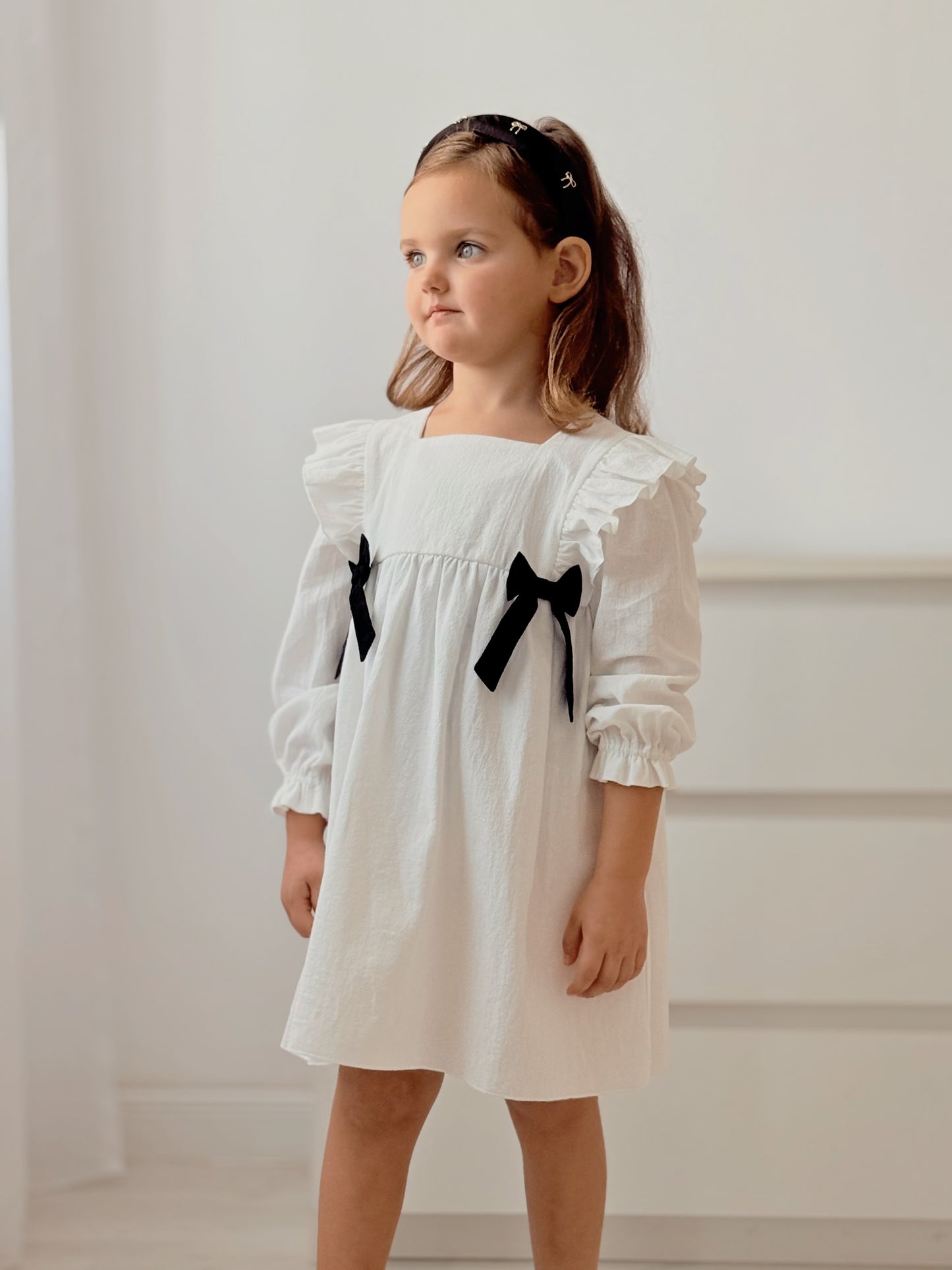 Rochita fetite alba cu fundite negre