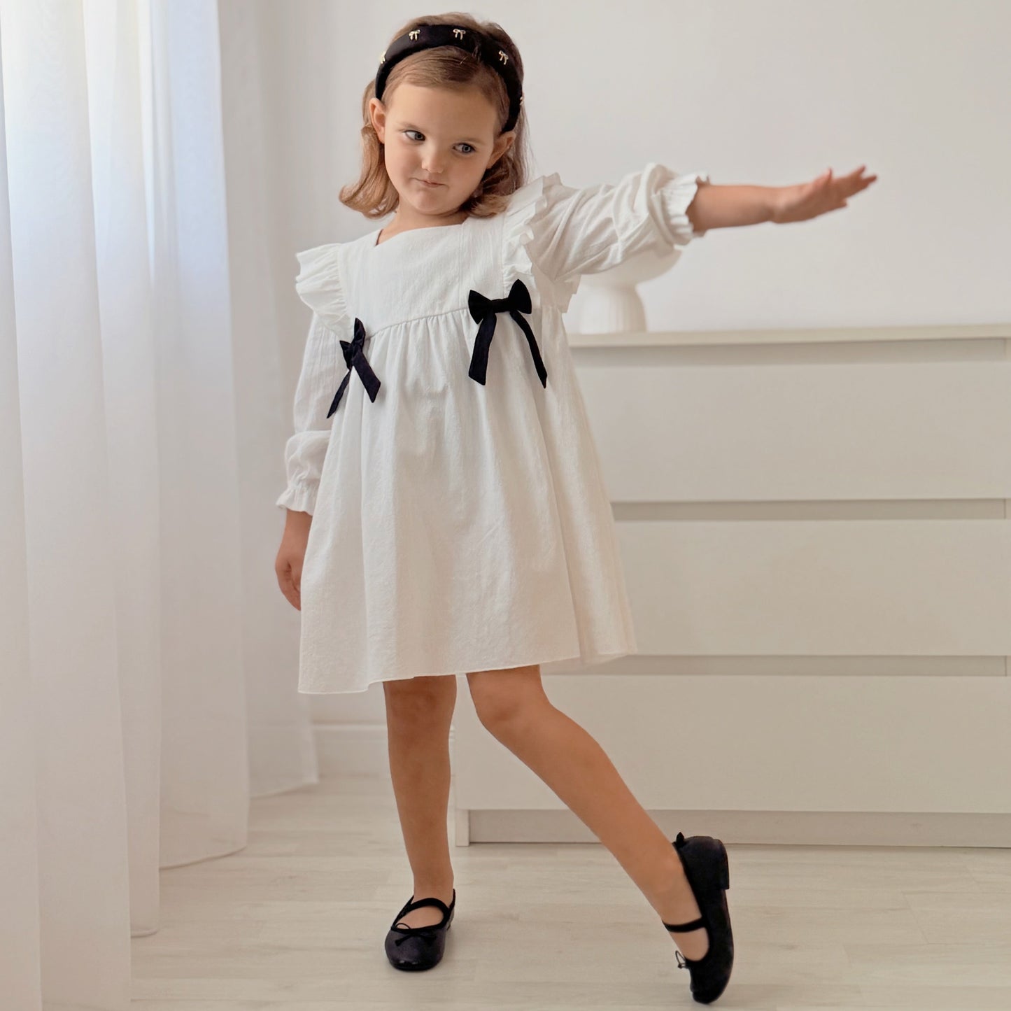 Rochita fetite alba cu fundite negre