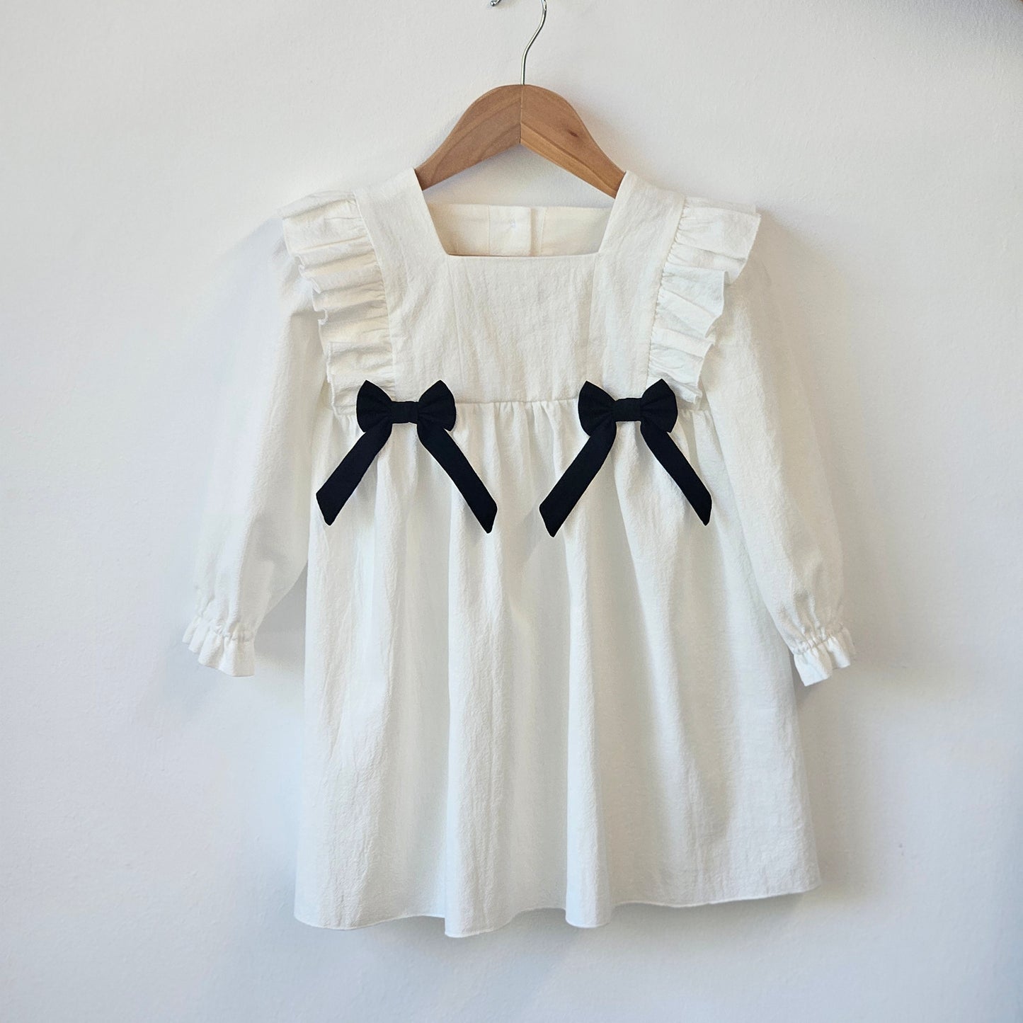 Rochita fetite alba cu fundite negre