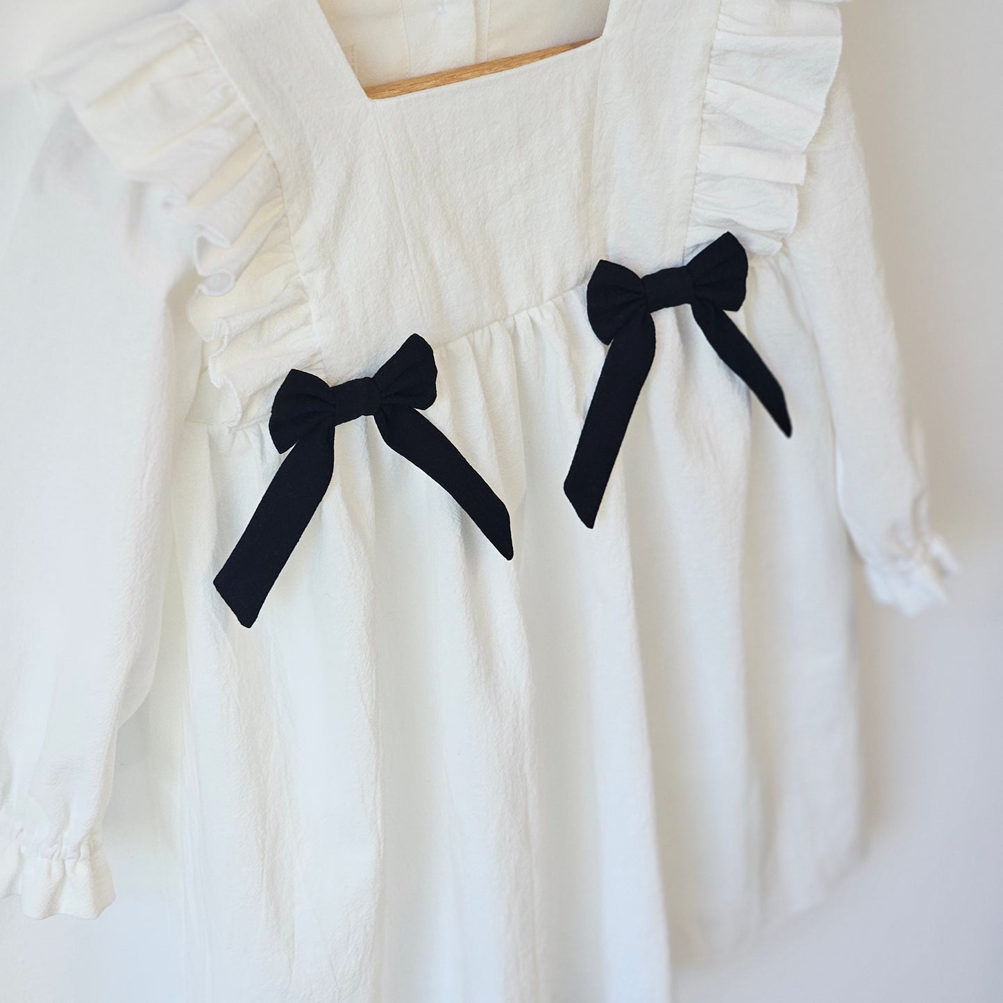 Rochita fetite alba cu fundite negre