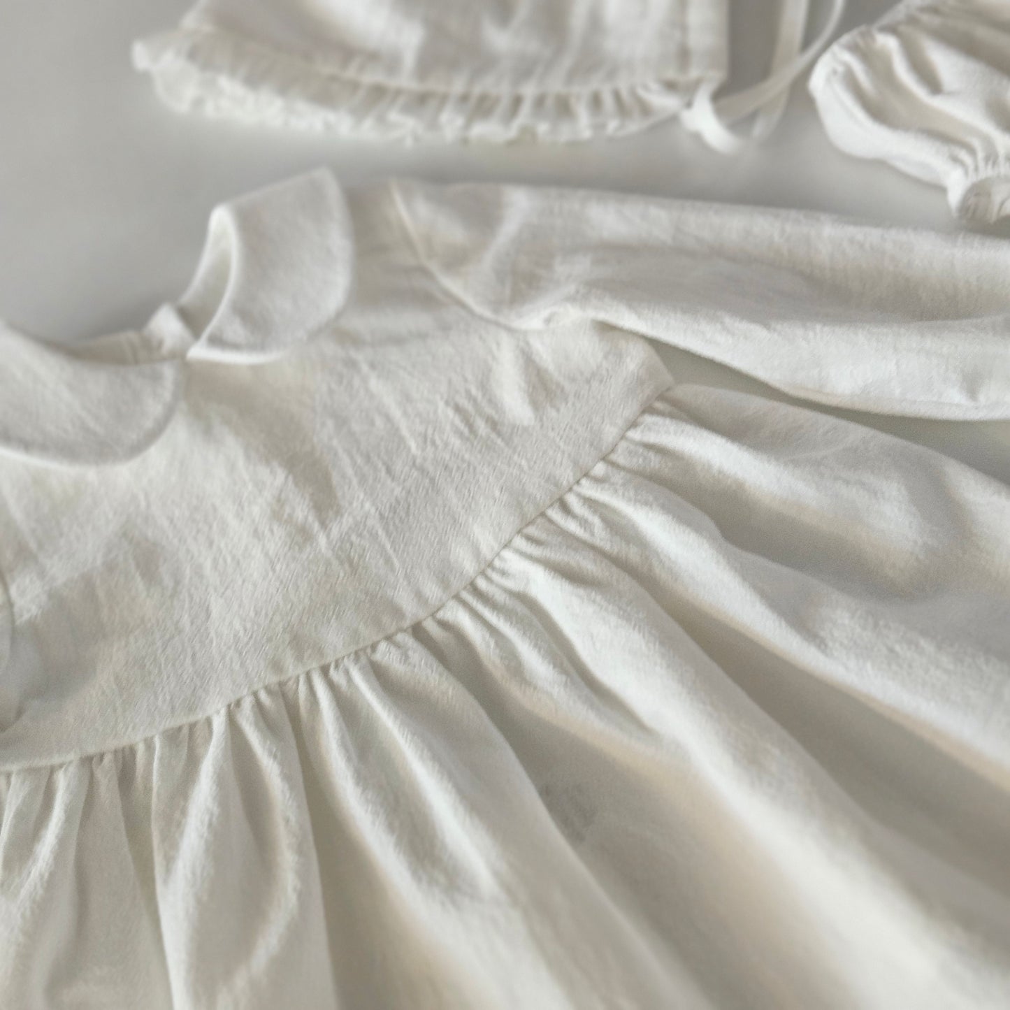 Rochita alba de botez cu guleras