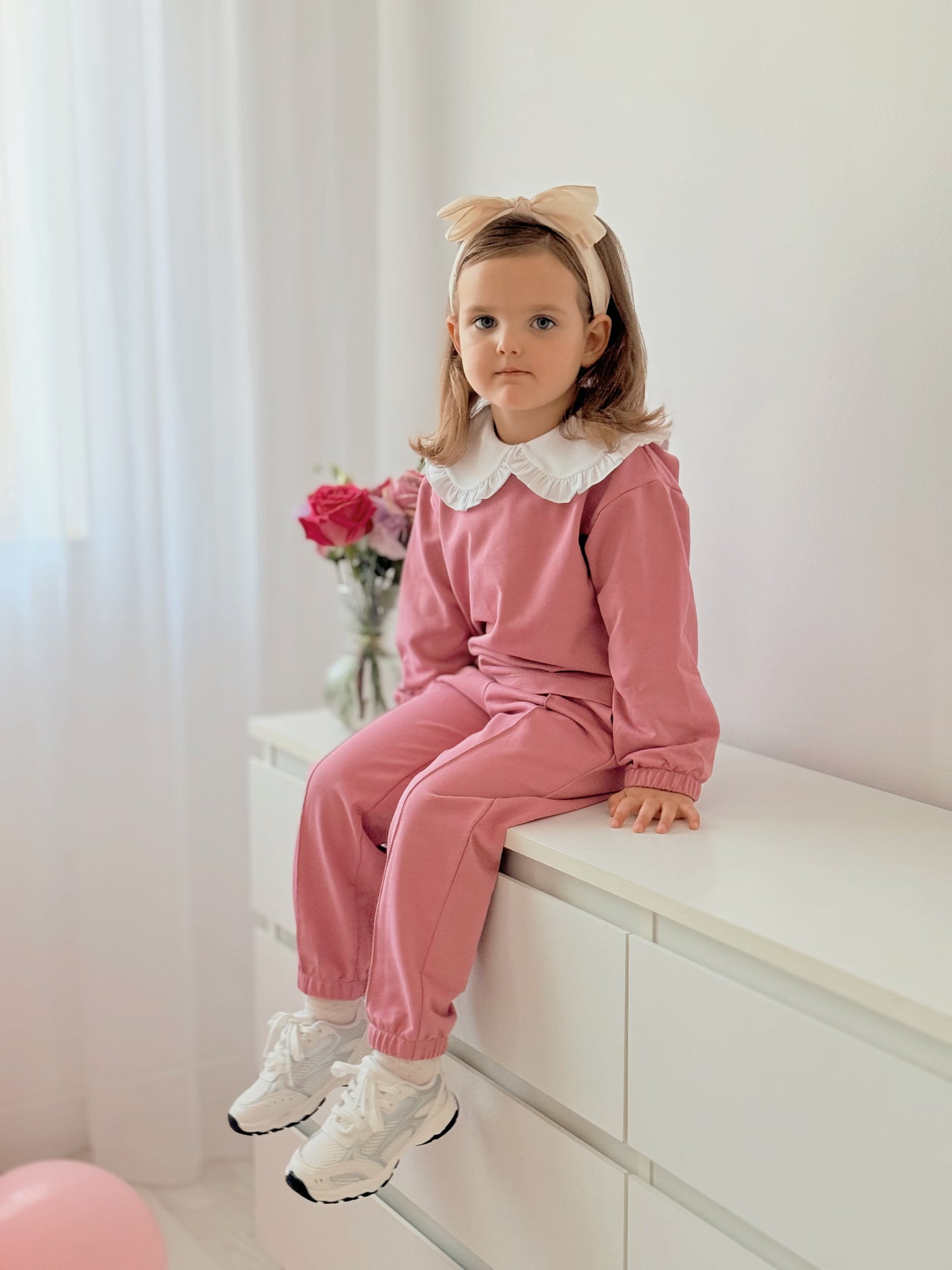 Compleu roz cu guleras pentru fete