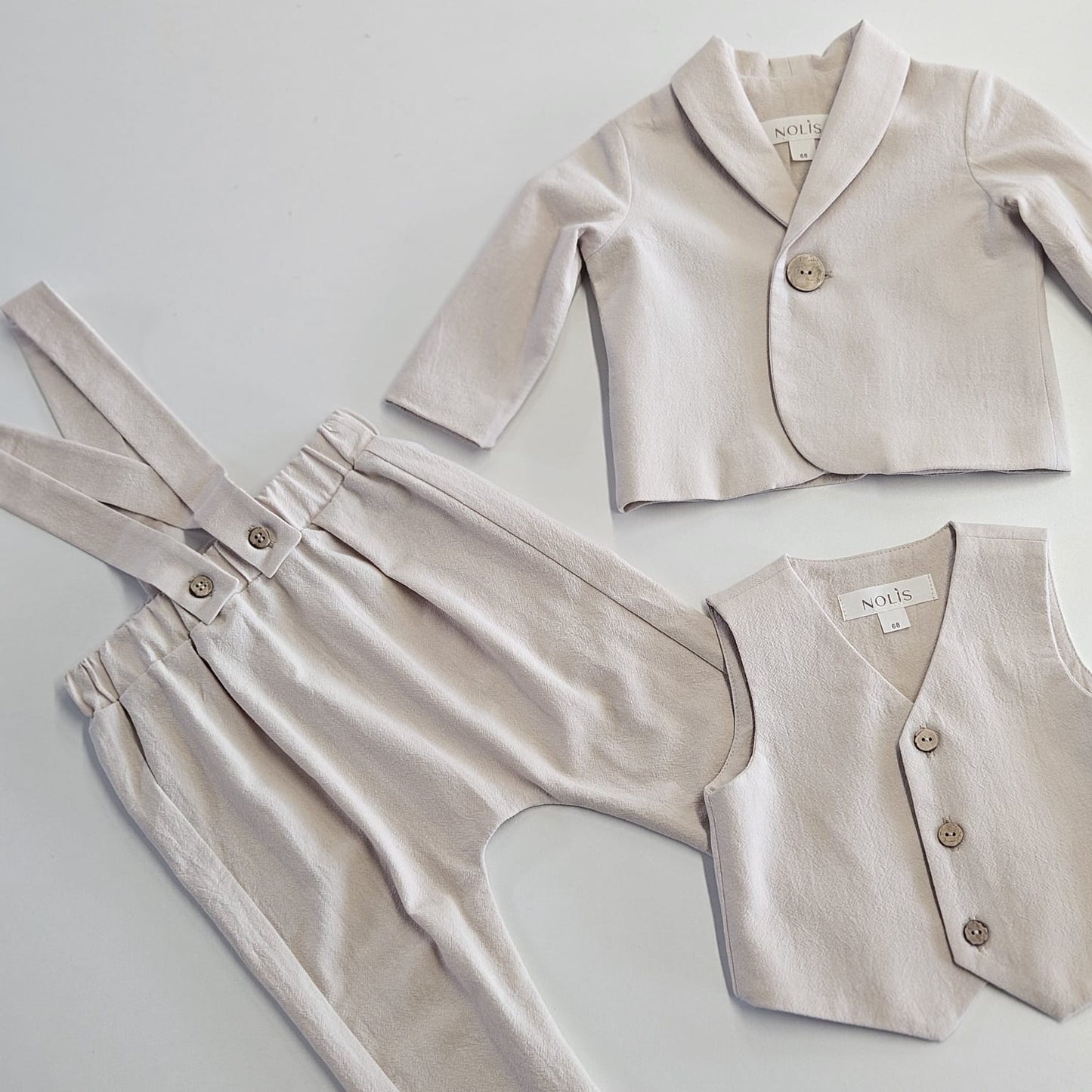 Costum de botez crem