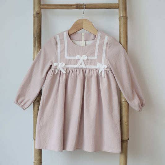 Rochita eleganta cu fundite albe