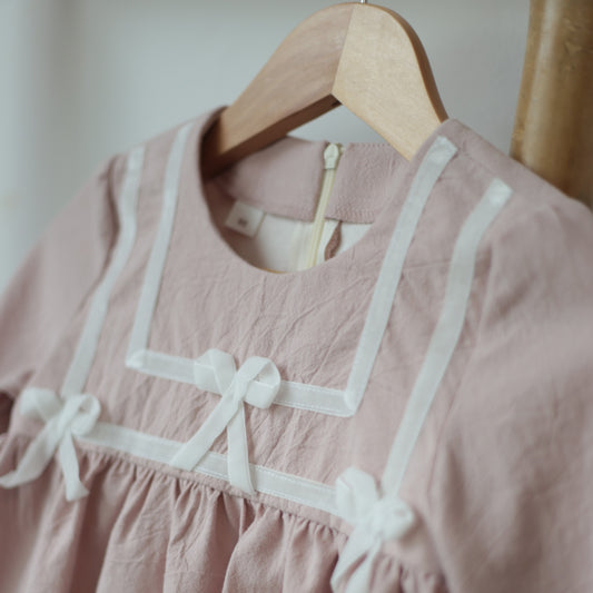 Rochita eleganta cu fundite albe