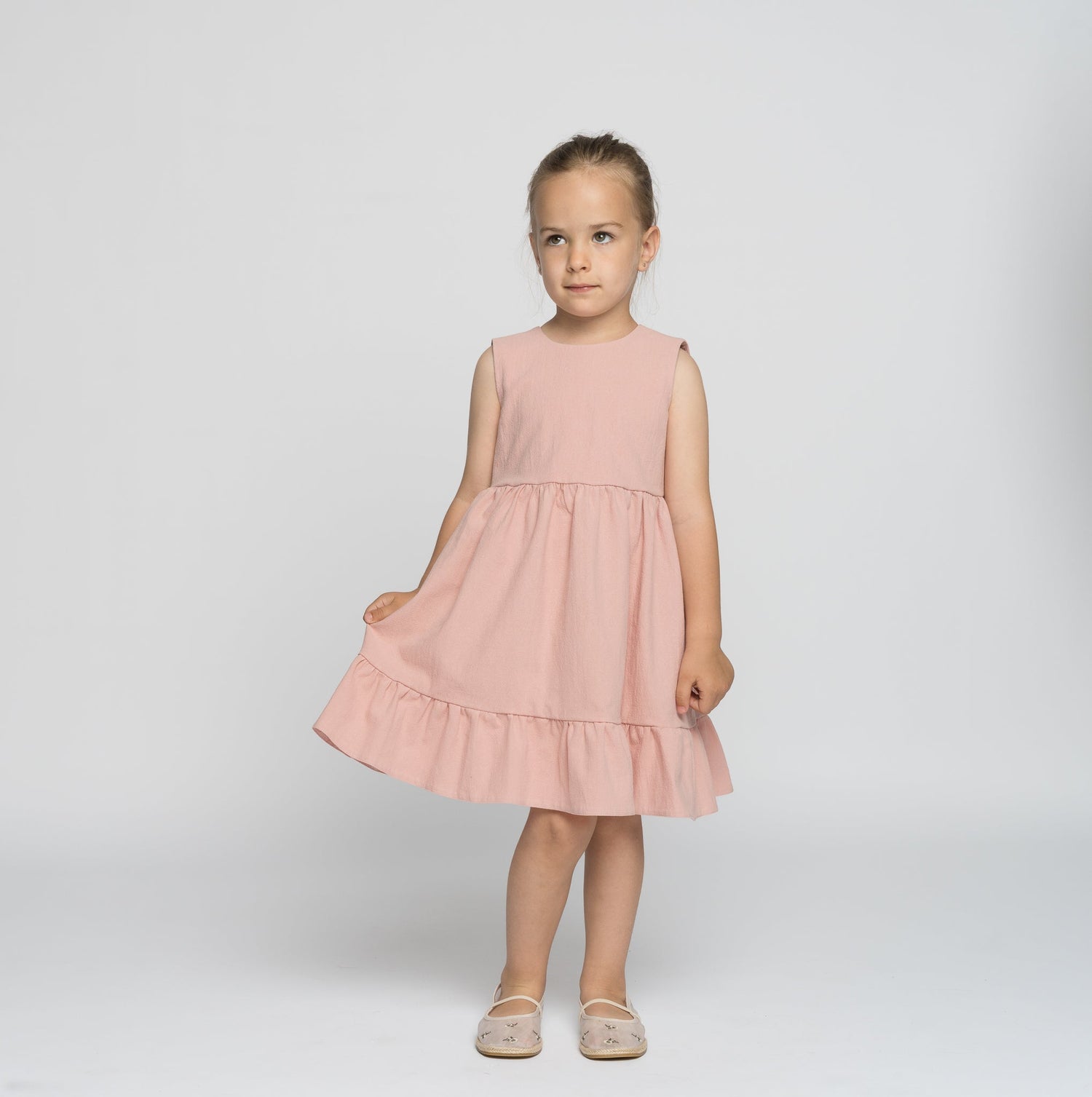 Fetita cu rochita roz