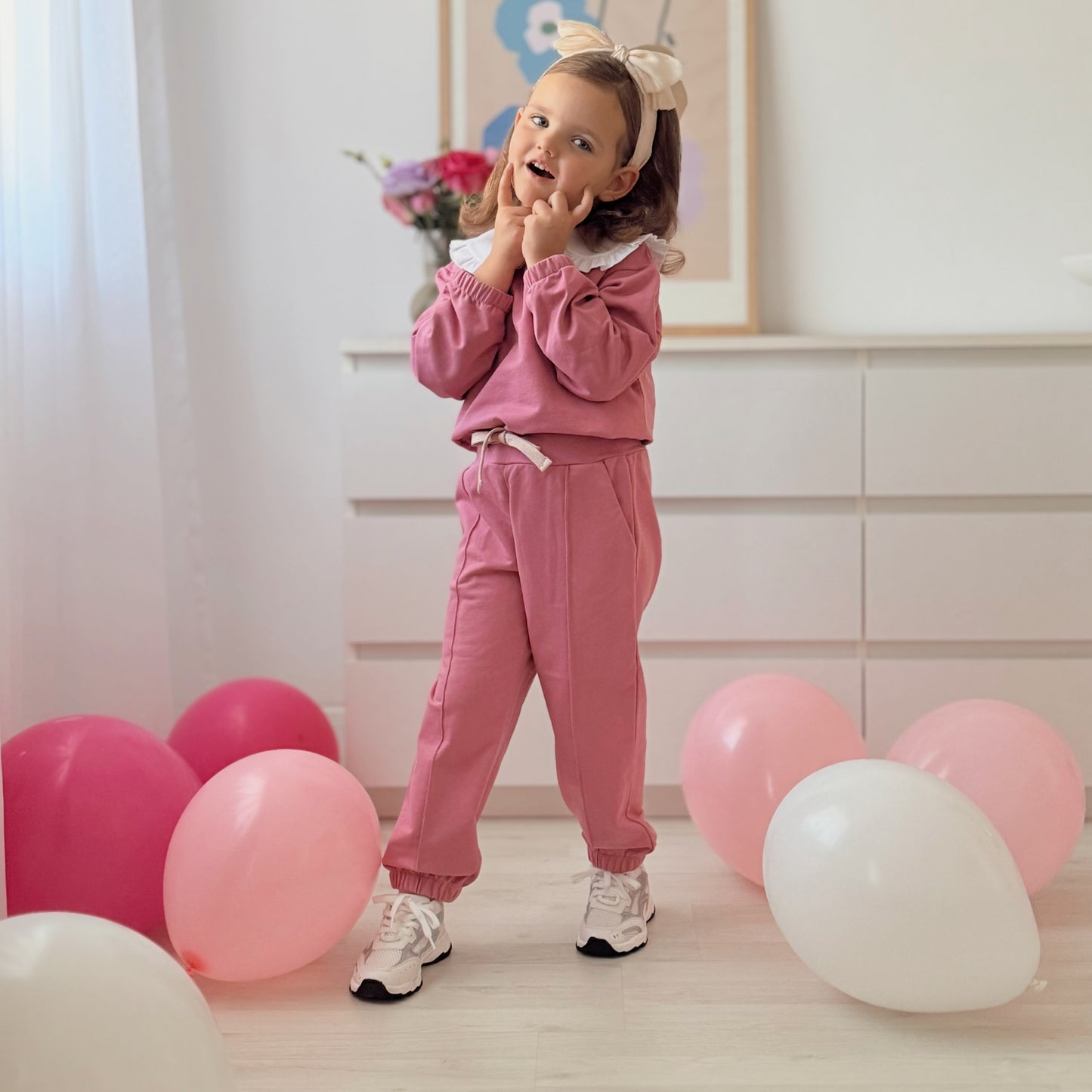 Compleu roz cu guleras pentru fete