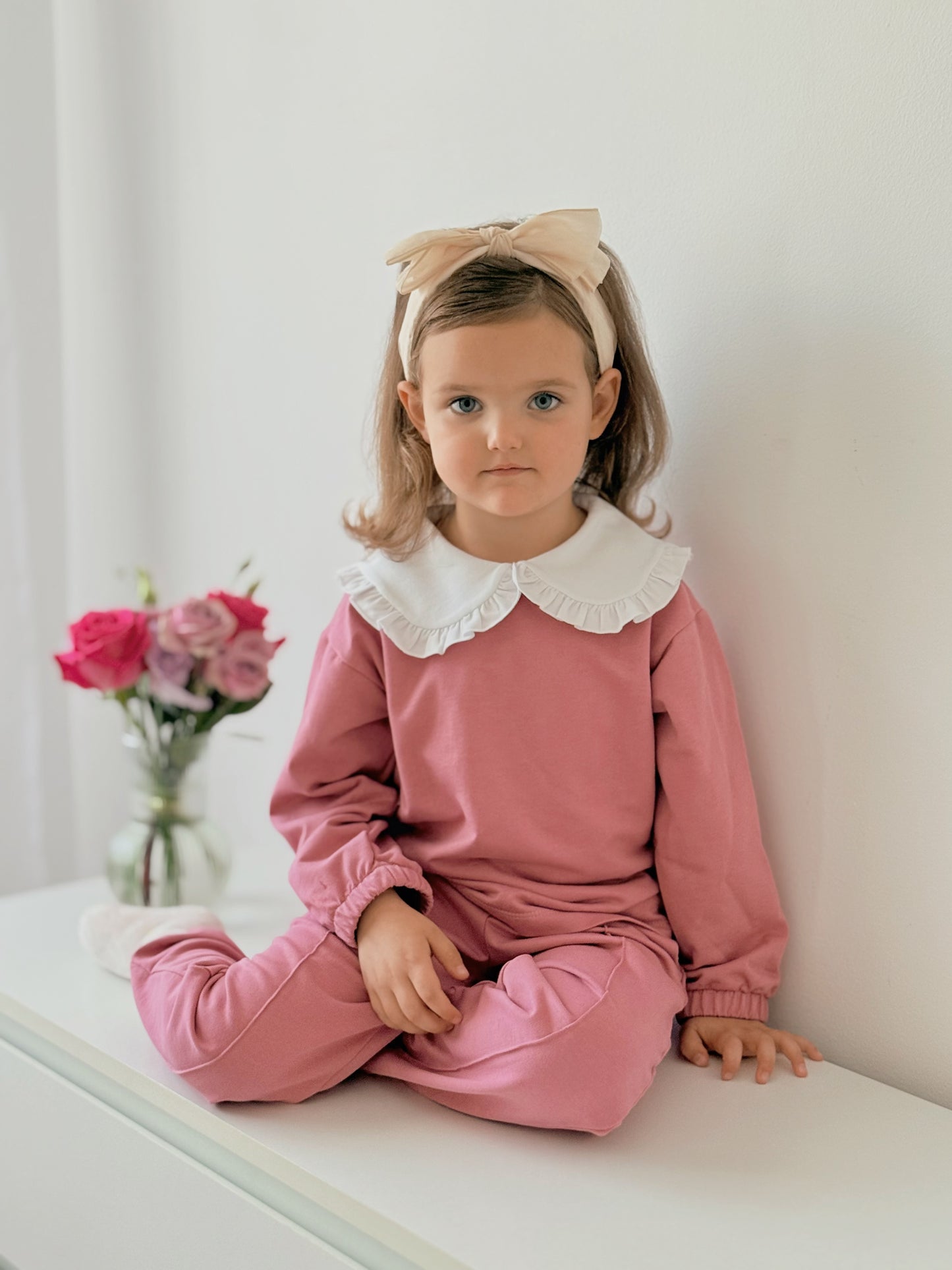 Compleu roz cu guleras pentru fete