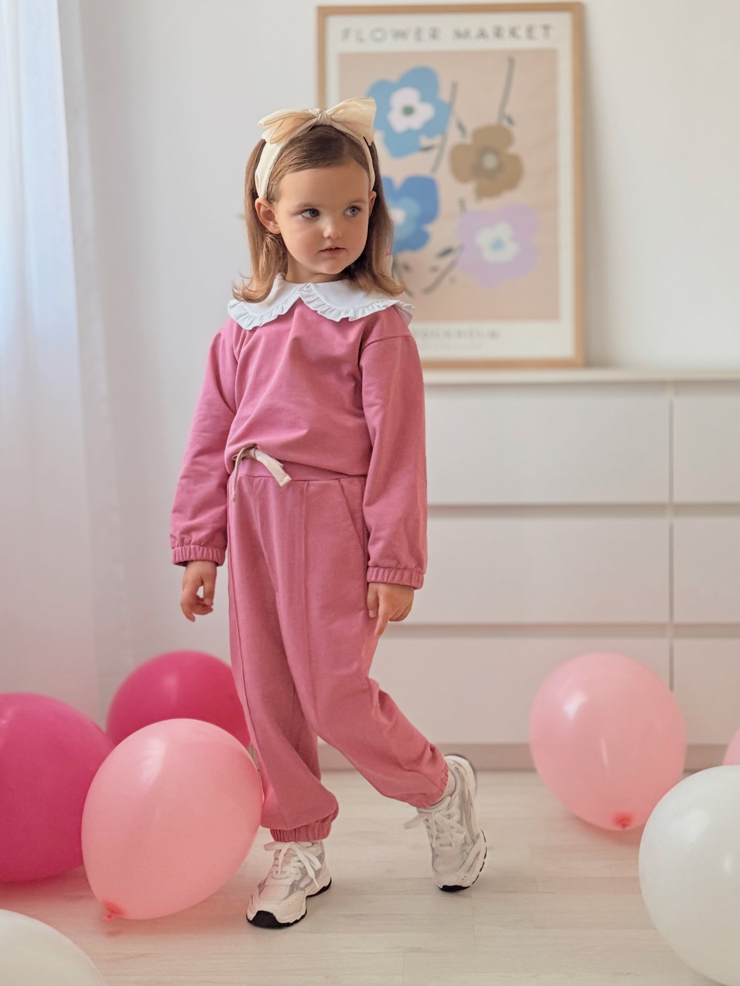 Compleu roz cu guleras pentru fete