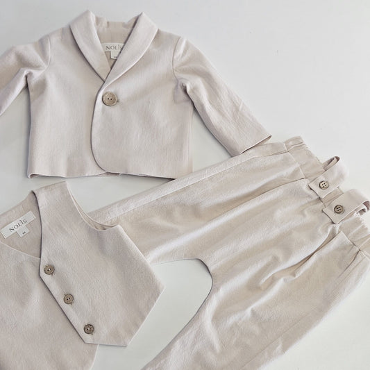 Costum de botez crem