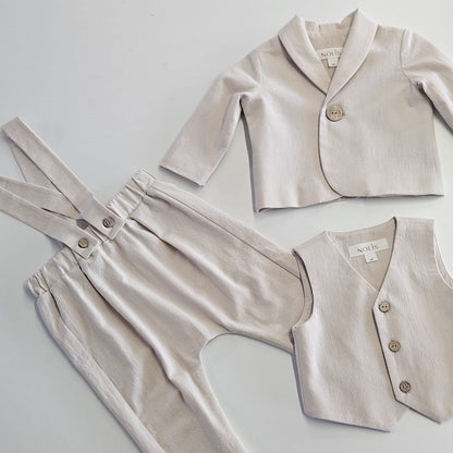 Costum de botez crem