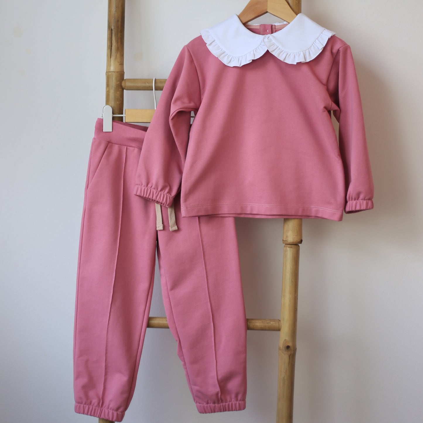 Compleu roz cu guleras pentru fete