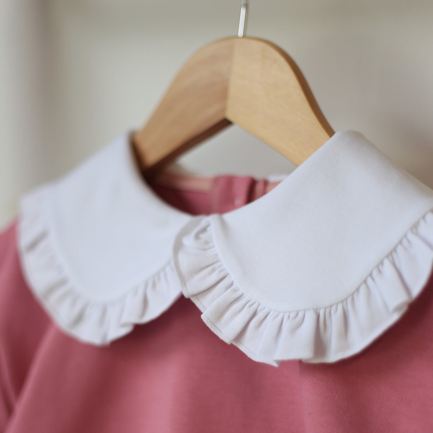 Compleu roz cu guleras pentru fete